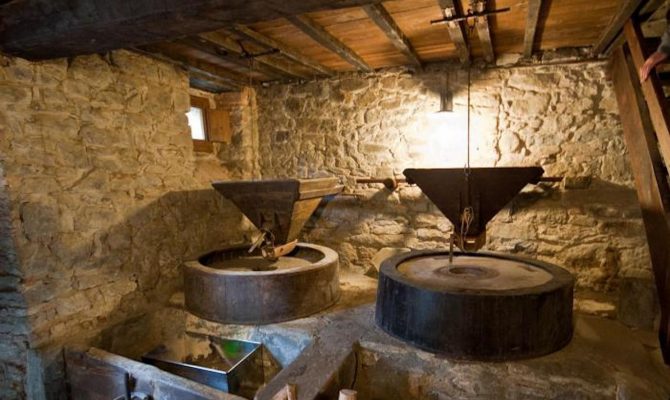 Antico mulino a pietra per la Castagnatura